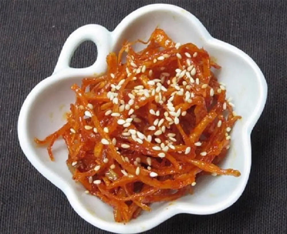 Khô cá bò tẩm mè sẽ có vị bùi, thơm béo và ngọt mặn nhẹ