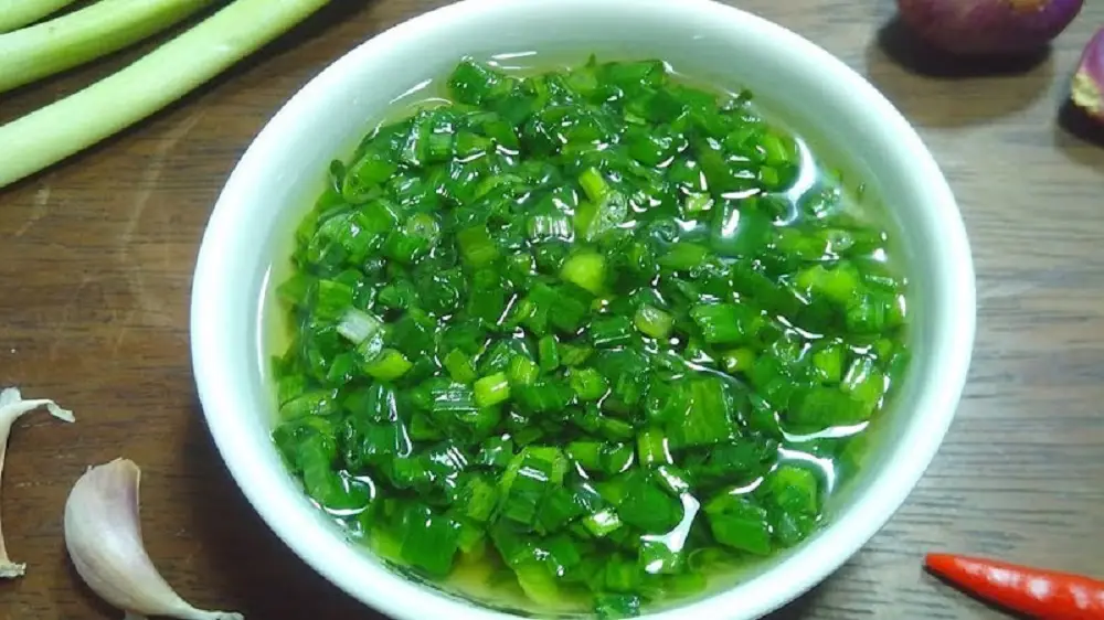 Mỡ hành là sự kết hợp giữa hành lá cắt nhỏ và dầu nóng