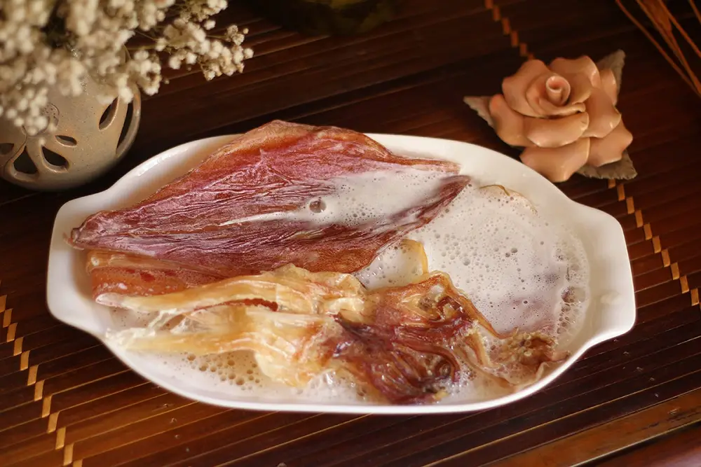Rưới bia lên vừa đủ để mực ngập