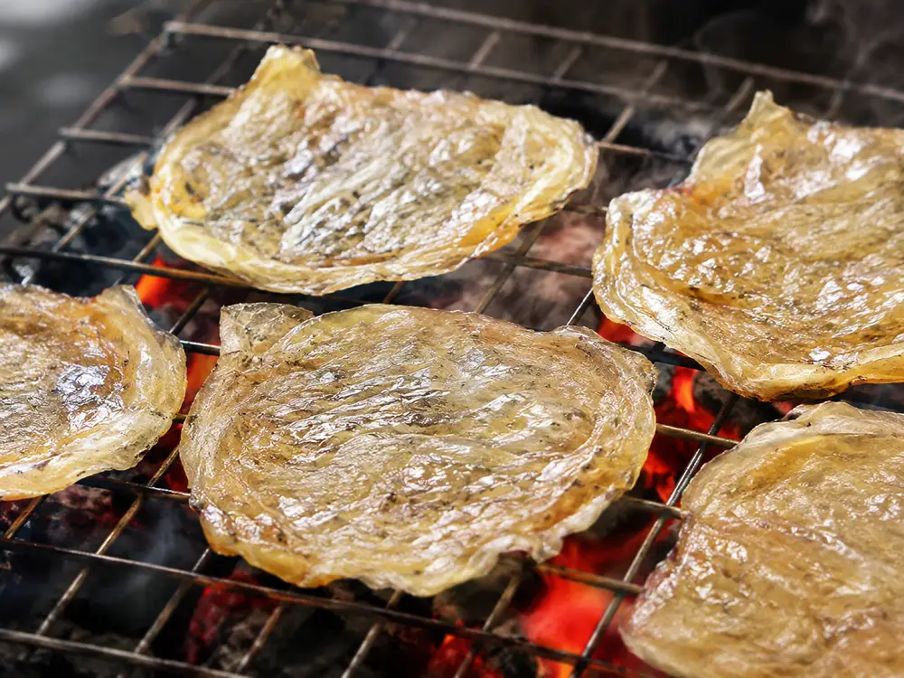 Tránh nướng cá bò khô khi than hoa còn bốc lửa to