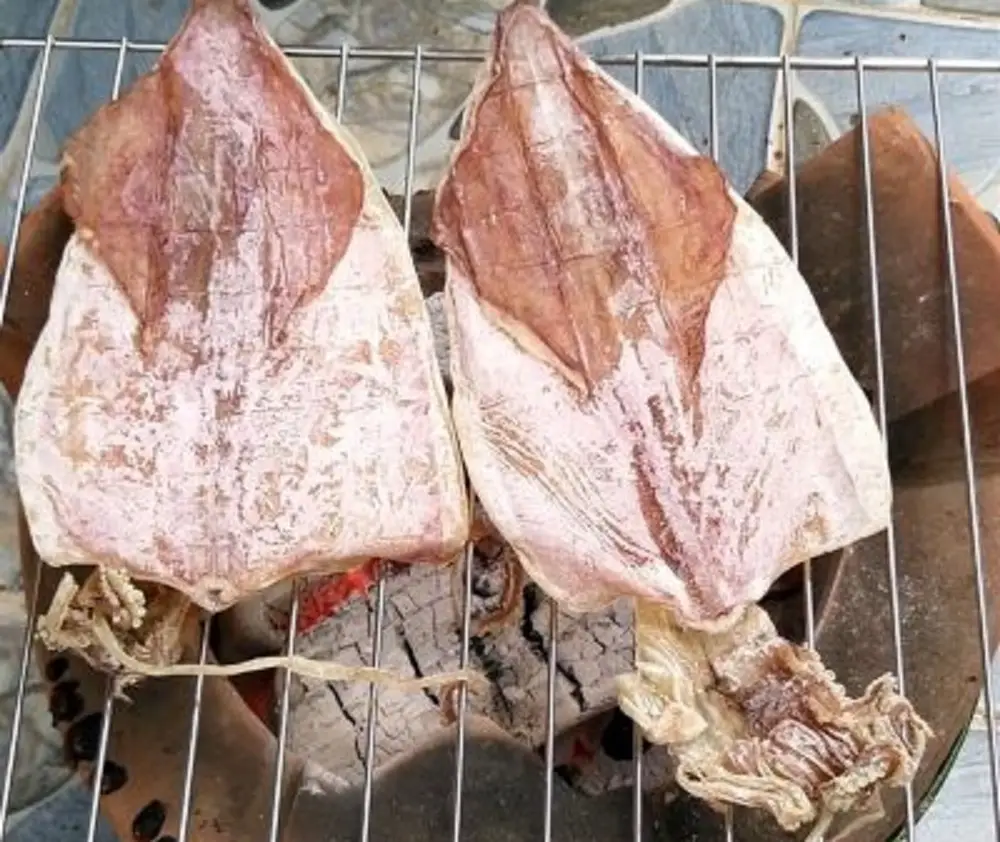 Không nướng mực quá lâu để tránh bị dai