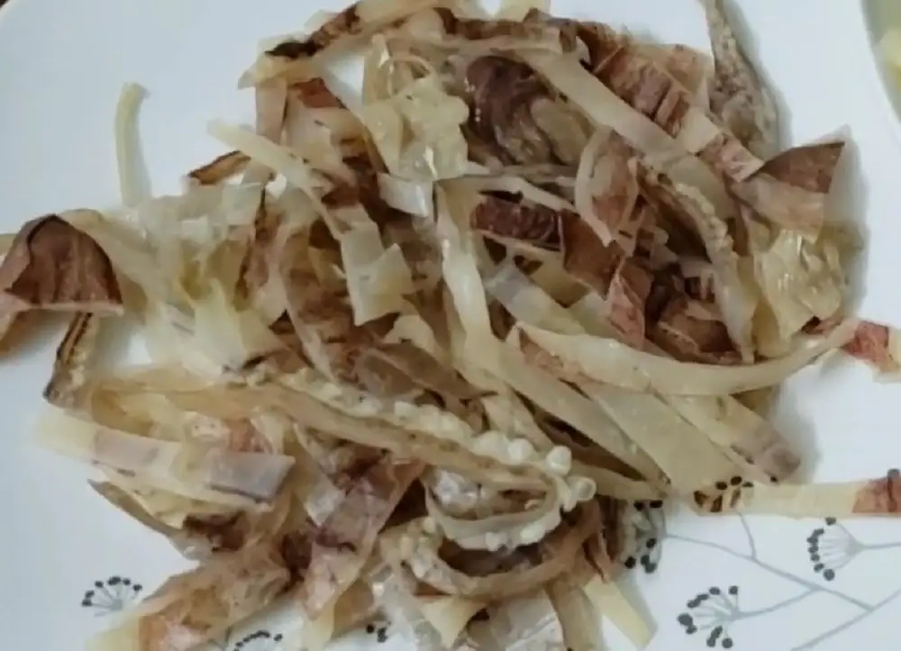 Thái khô mực thành từng miếng vừa ăn