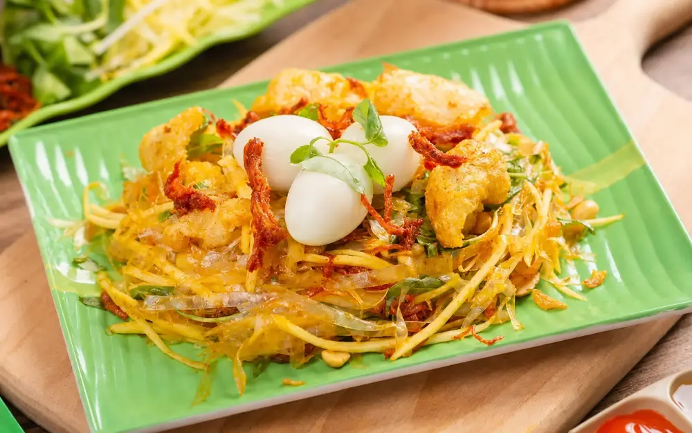 Bánh tráng trộn khô mực - món ngon của các tín đồ ăn vặt