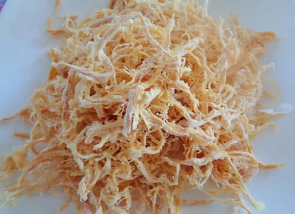 Xé mực khô thành sợi nhỏ