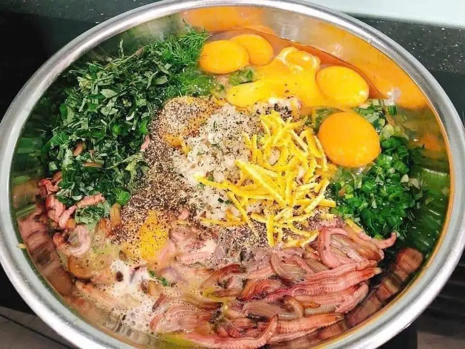 Vỏ quýt chỉ nên dùng một lượng nhỏ và trộn đều để hương thơm lan nhẹ trong chả rươi