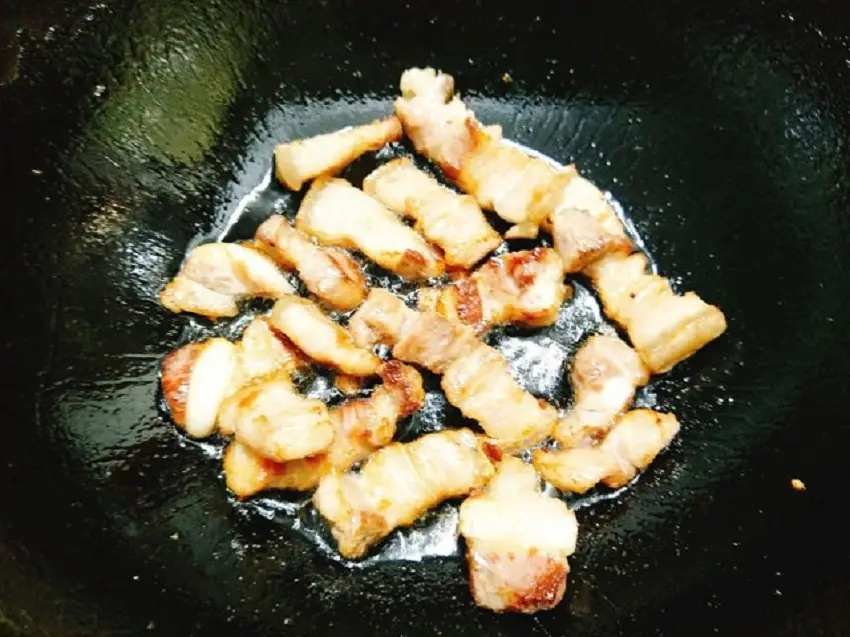 Xào săn thịt ba chỉ đã ướp từ trước